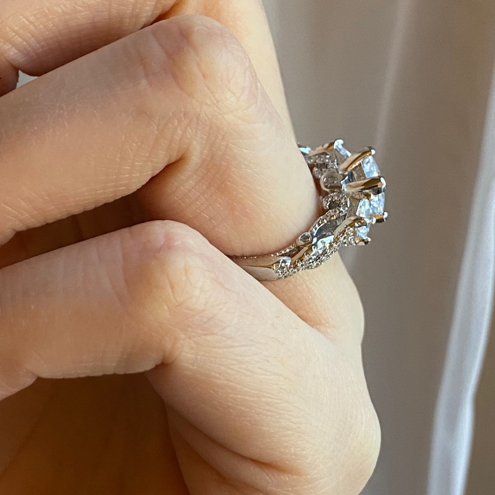 Engagement ring vi rage looking three diamonds